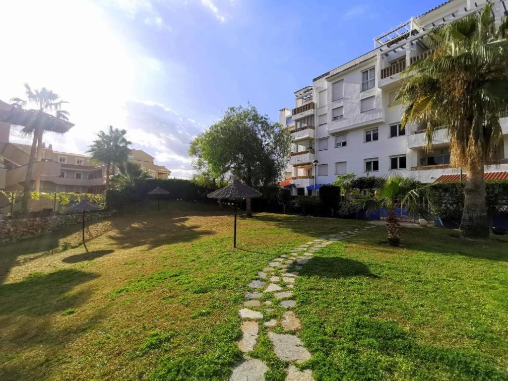 2Bdr Sunny Apartment With Pool And Private Parking In Benalmádena Kültér fotó
